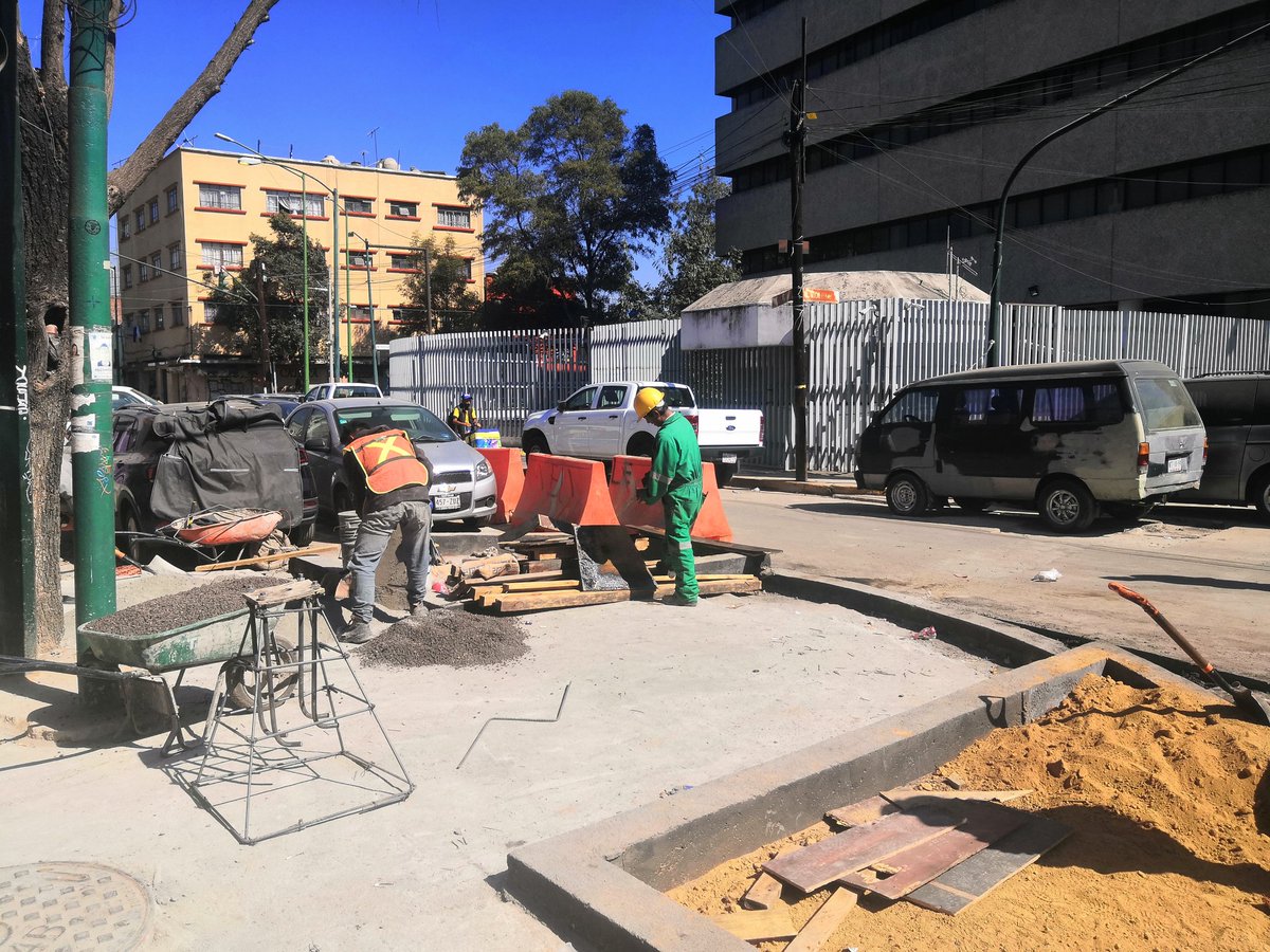 Artemio97939139's tweet photo. El día de ayer a una patrulla se le complico el paso. Ya levantamos folios SUAC-2201041221848. y nadie hace nada y siguen construyendo. Ayúdenos en hacer la colonia más segura para los vecinos. @SOBSECDMX @SandraCuevas_ @Claudiashein  esto en la colonia guerrero alcaldía Cuauhtém https://t.co/6h1EZnCemO