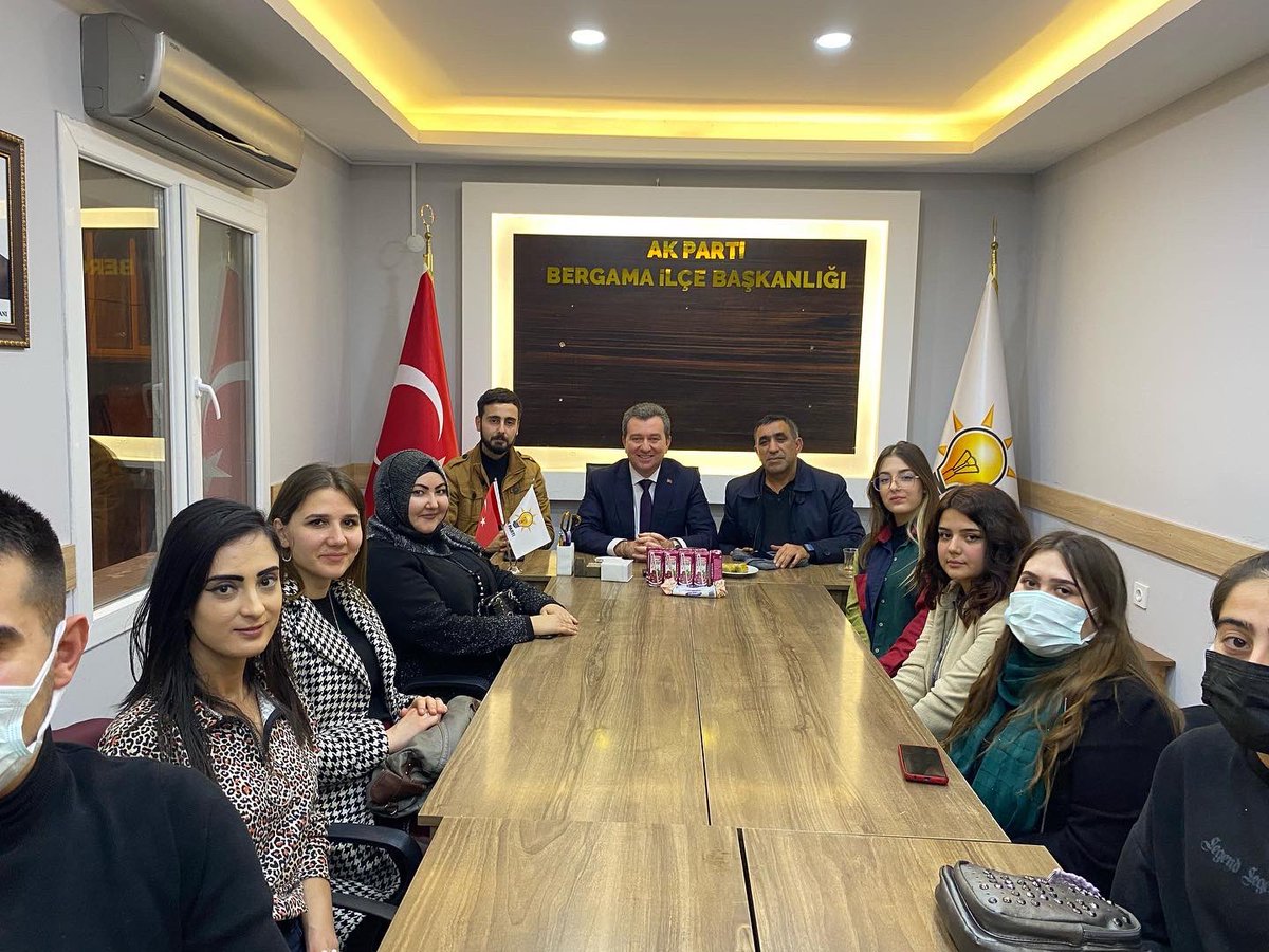 AkGencBergama's tweet photo. Haftalık Olağan yönetim kurulu toplantımızı Belediye Başkanımız Hakan Koştu İlçe Başkanımız Sebahattin Güzel’in katılımları ile Gençlik Kolları Başkanımız Ahmet Özenli’nin riyasetinde katılım sağladık. https://t.co/Q0NpUVcHA3