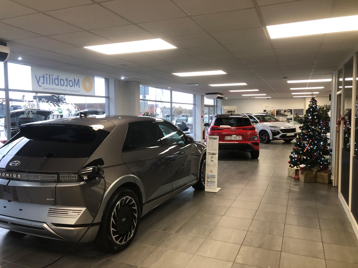 cobbelectrical's tweet photo. Happy new year!

One of our latest jobs had the team upgrading this car showroom's lighting to LEDs 🚗 ⚡

#electrician #brighton #sussex https://t.co/kMPX1akLTN