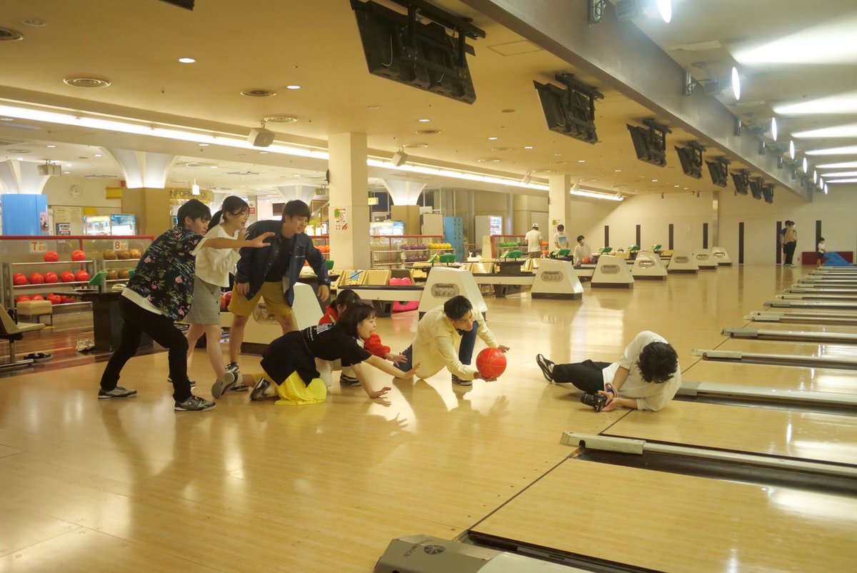 ONENESS_OS's tweet photo. みんなピーーーーーース✌️✌️✌️

どうもーーー！
ONENESSでーーーす❣️❣️❣️

Twitterのアイコンになっているバンド写真のオフショットを特別に公開するゼ！❤️‍🔥
ボウリング場でバンド写真撮ったのは俺たちが初めてかもしれないな😎✨

明日はサークルのボウリング大会だ！🎳
思いっきり楽しむゼ！🐯 https://t.co/Ghv9VzdwnO