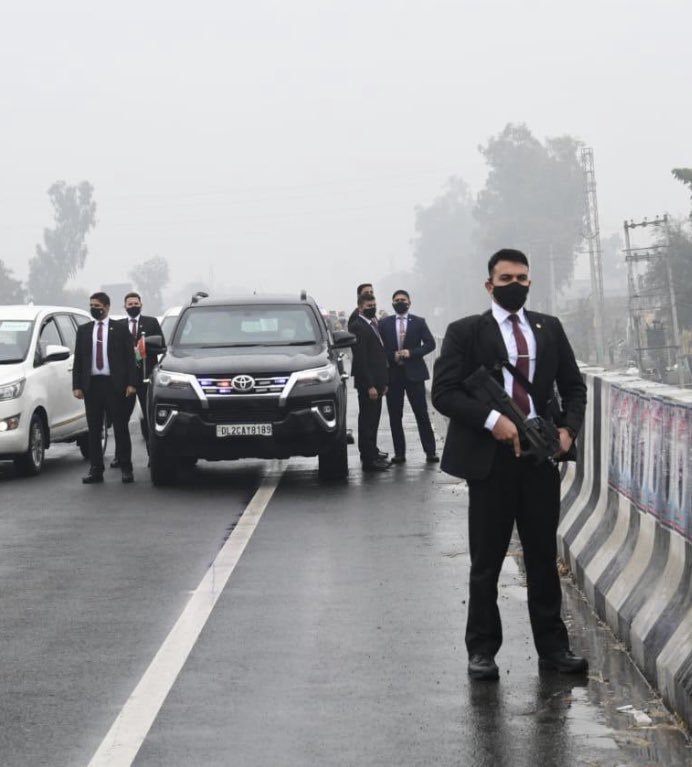 chadu_ranga's tweet photo. Heart goes out those #SPG standing their ground with much valour. 

Imagine with last year’s 26th Jan images running through their minds, must have been nightmarish. 

@PMOIndia 

#BraveSouls #GodsWithYou https://t.co/MPozvRWBZa