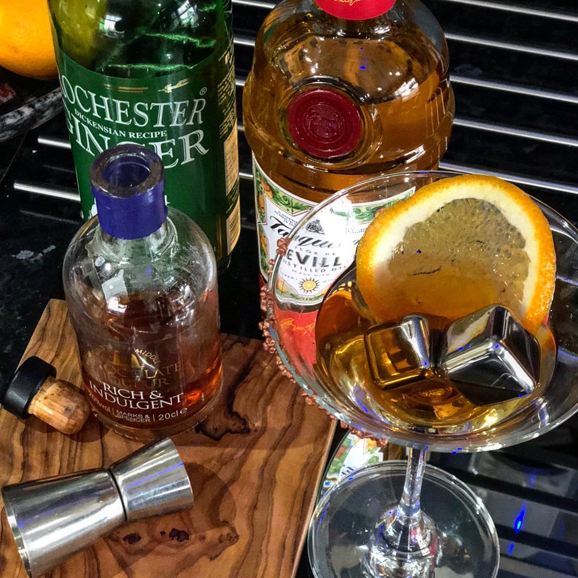 _themixologist's tweet photo. Ginger Chocolate Orangetini 🍫🍊 
30ml @tanqueraygin ‘Sevilla’, 30ml rich and indulgent chocolate liqueur &amp; 15ml ginger wine, served with a large slice of orange and a rose gold sugar rim #cocktail #cocktails #mixology #cocktailbar #mixologist #happyhour #craftcocktails #spirits https://t.co/T53aIjyWjn