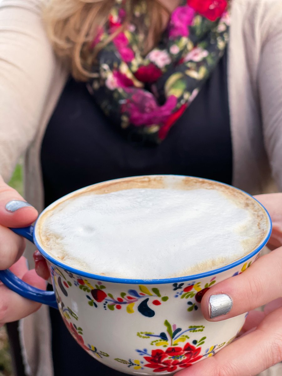therosetable's tweet image. Did you know you can use a French press to make perfect cappuccino foam? Take a little #vacationathome to Italy with authentic Italian cappuccinos! 

Recipe: therosetable.com/2022/01/05/aut…

Thanks to @AngelavanRose for the inspo! #coffee #cappuccino