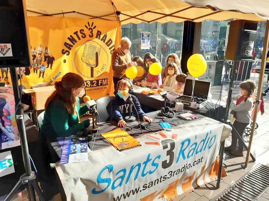 sants3radio's tweet photo. Moltíssimes #gràcies a totes les entitats i voluntariat que heu fet possible el 👑#Campament #Reial🐫 a les @CotxeresCasinet, una jornada màgica per on hi van passar més de 3.000 nenes i nens. 
Aquesta tarda us esperem a la #Cavalcada de #Reis de Sants-Les Corts! https://t.co/BH2kHt0dr4