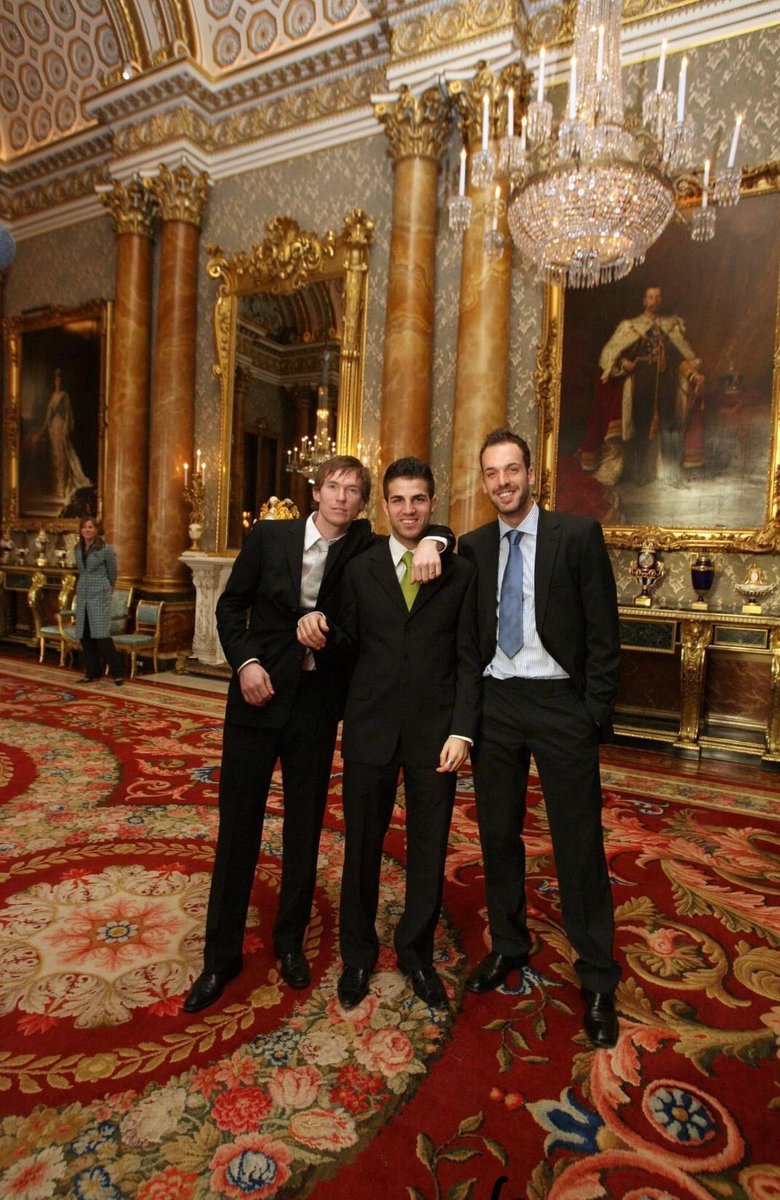 Gunnersc0m's tweet photo. 15 years ago today, Queen Elizabeth became the first monarch to entertain and host a football team at Buckingham Palace as the Arsenal came to visit. https://t.co/PMbLue0xMM