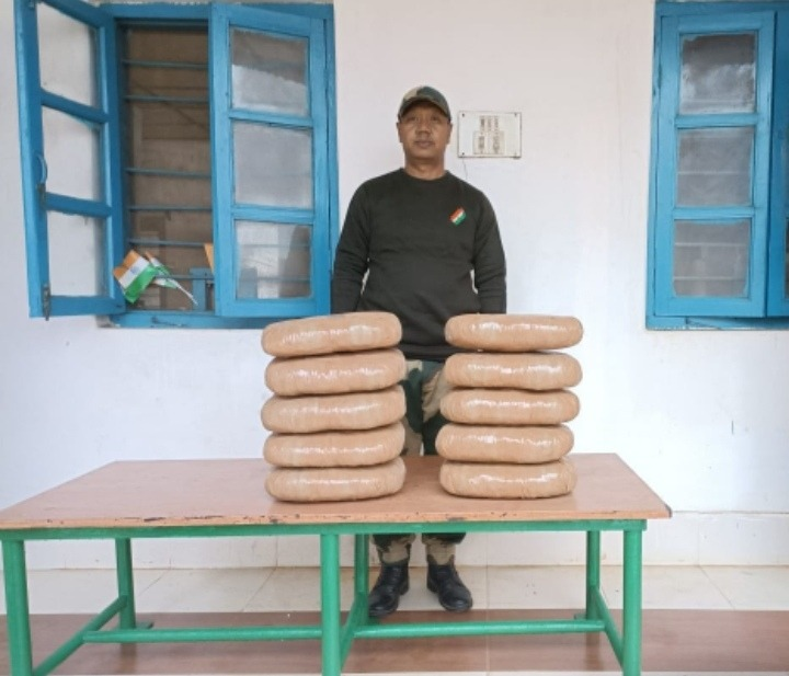 BSF_Tripura's tweet photo. #BSF #Tripura makes relentless efforts in countering trans-border smuggling on #India #Bangladesh International Border.
On 4th Dec, BSF #troops rescued 19 #Cattle & seized 42.95 Kgs #Ganja, 39Btls #Liqour 150Btls #PhensedylSyrup & #Contrabands worth ₹ 18,86,806/- in various #Ops https://t.co/wwWAm9yvyg