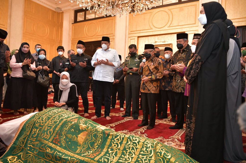 Innalillahi wainna ilaihi roji'uun.

Usai meresmikan enam Rumah Ibadah di Universitas Pancasila, saya langsung ta'ziah ke kediaman Bapak Chairul Tanjung.