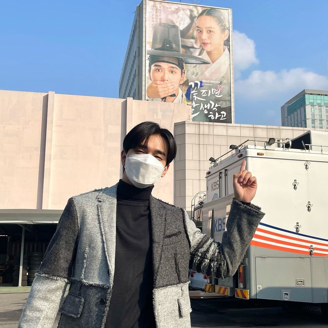 lyhswh2817's tweet photo. Aww! Thank you for sharing these photo Story J! 😍 I really really love his outfit during presscon day! 🖤

YSH guesting on Kim Young Chul’s radio show is tomorrow at 8am KST! ❤️‍🔥

#YooSeungHo #YSH #유승호 #뜽호 #俞承豪 #ユスンホ https://t.co/YCz8vUHEXp