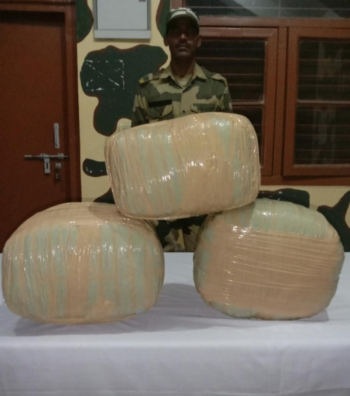 BSF_Tripura's tweet photo. #BSF #Tripura makes relentless efforts in countering trans-border smuggling on #India #Bangladesh International Border.
On 4th Dec, BSF #troops rescued 19 #Cattle & seized 42.95 Kgs #Ganja, 39Btls #Liqour 150Btls #PhensedylSyrup & #Contrabands worth ₹ 18,86,806/- in various #Ops https://t.co/wwWAm9yvyg