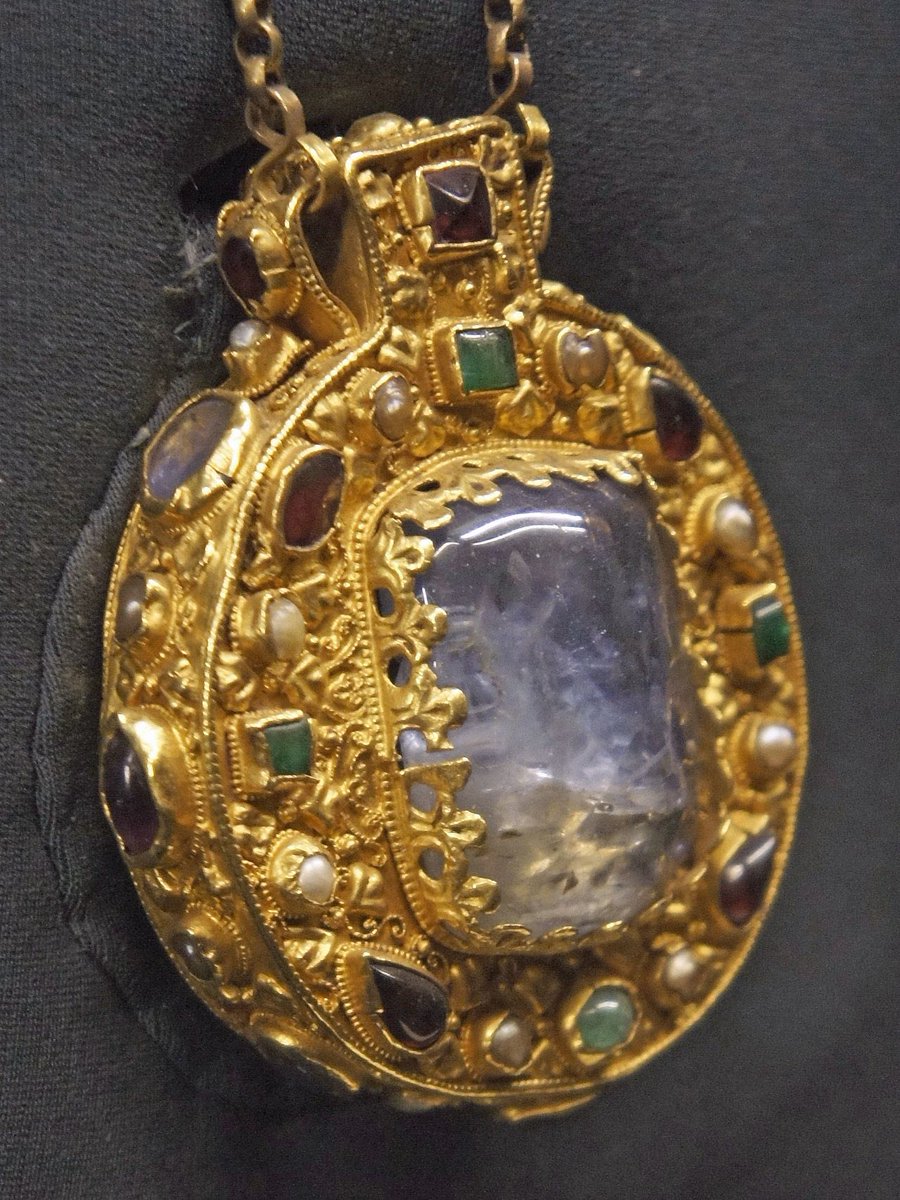 El talismán de Carlomagno es un bello colgante datado en el s. IX, elaborado en oro filigranado, con un zafiro oval (contiene un pedacito de la Vera Cruz) y 53 piedras preciosas (perlas, granadas amatistas y esmeraldas) regalo del Califa de Bagdad Harun al-Rashid a Carlomagno.