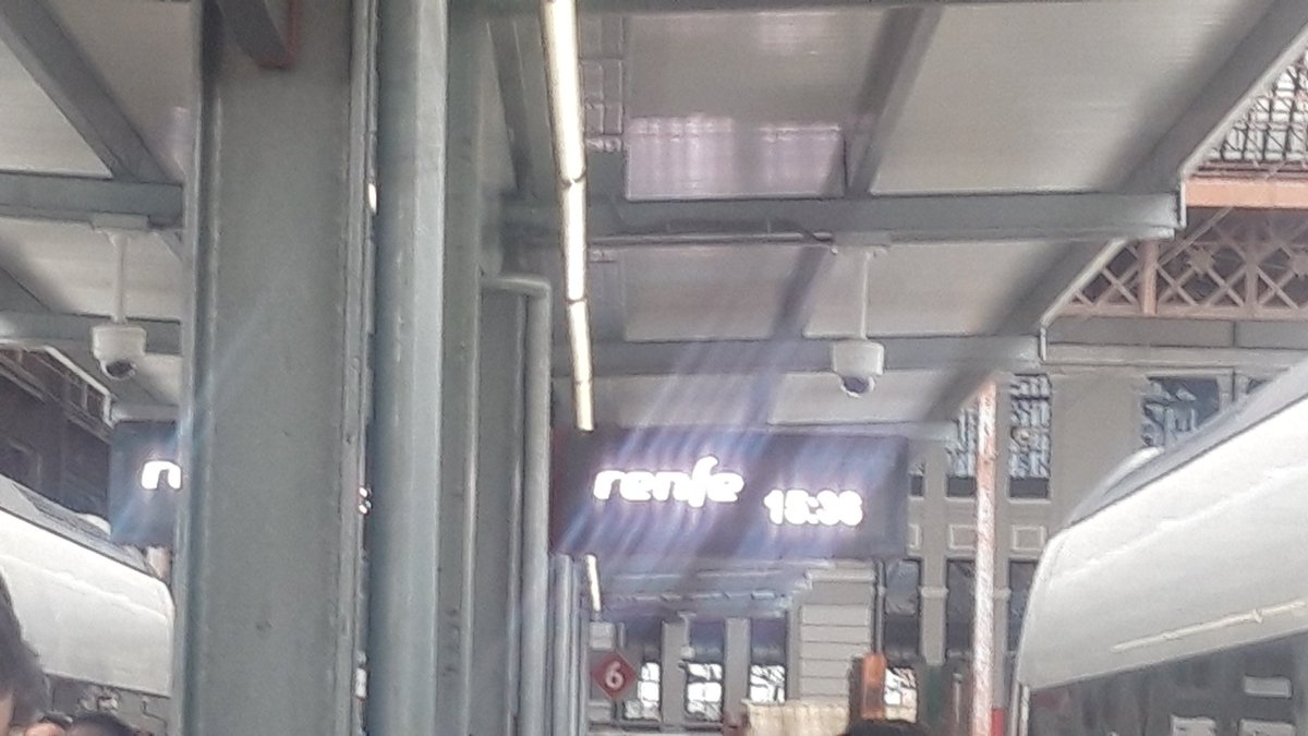 Anden lleno. Tren 12 minutos de retraso <a href="/Renfe/">Renfe</a>  ni una sola explicación.