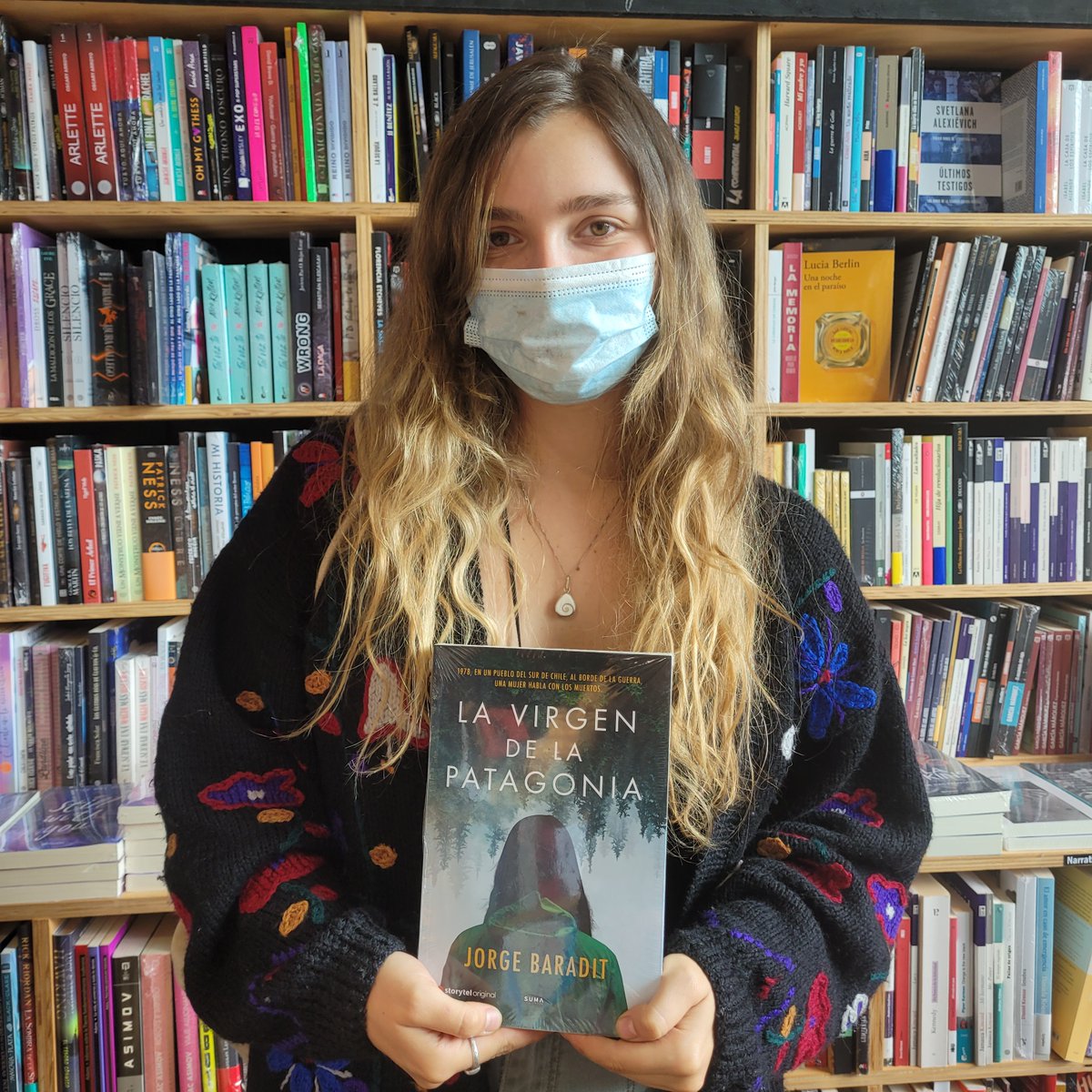 Nuestra amiga Trinidad se llevó lo último y lo más nuevo de <a href="/baradit/">Jorge Baradit Morales</a> , La Virgen De La Patagonia, lanzado esta semana y en nuestra librería desde ayer y que tiene como telón de fondo nuestra Patagonia.