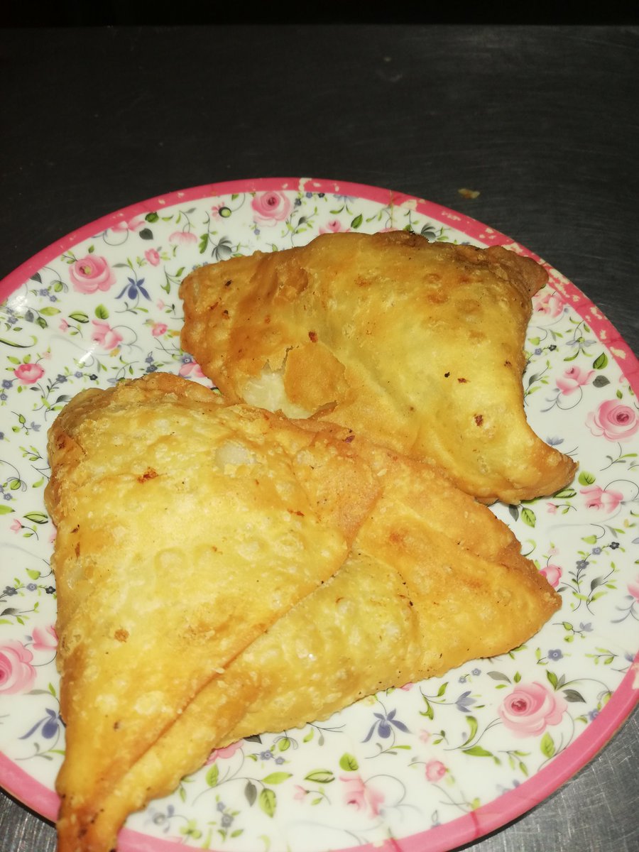 chilimili46's tweet photo. Samosa's supremacy 🤤 🤤
#rainayday https://t.co/JOaUlHYpvN