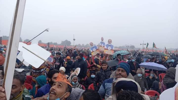 Subodhverma27's tweet photo. @richaanirudh खाली कुर्सियां दिखाने वालो,ये भी देख लो बारिश के बावजूद जो बैठे हैं यह तुम्हारा झूठ जाहिर करने को काफी है https://t.co/m9Zd00M84g