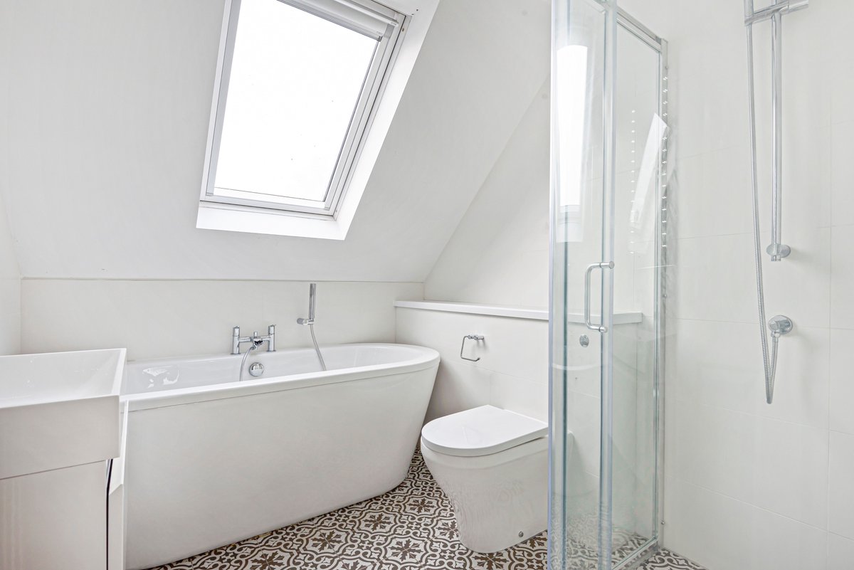 KLestateagents's tweet photo. £850,000, Liphook 🏠
4 Bedroom, 2 Bathroom, recently renovated chalet style property which offers outstanding open plan family living, in an immaculate condition throughout.

Click here to find out more: https://t.co/zjxuLVflyT
#propertyforsale #HAMPSHIRE https://t.co/iw3MDztcdI
