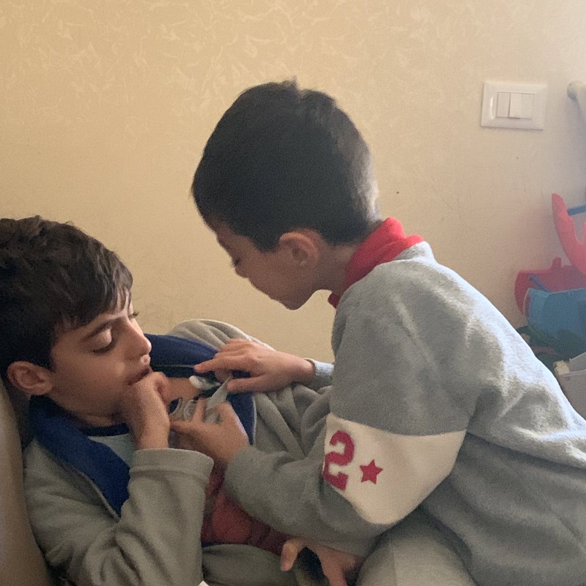 mio fratello di 6 anni che misura la febbre a mio fratello di 7 anni sarà la cosa più tenera che vedrete oggi