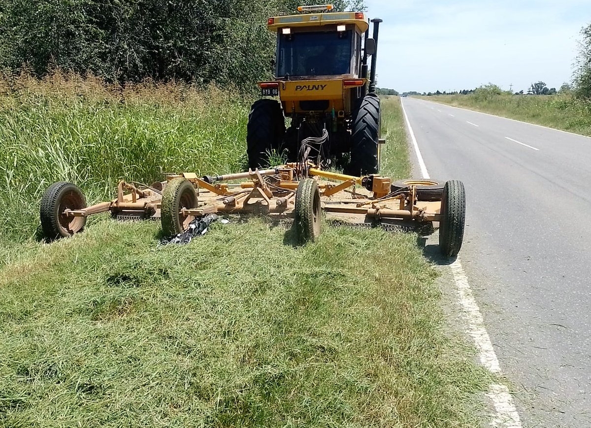 CarinaLambrecht's tweet photo. 🚜Tareas de corte de pastos y mantenimiento de zona de camino en #RN33 en acceso a #TrenqueLauquen
🚜Trabajos de conservación del #19Distrito
#VialidadNacional
#Conservación
#ResponsabilidadSocial
@gtrankels https://t.co/TxOKHGqwEG