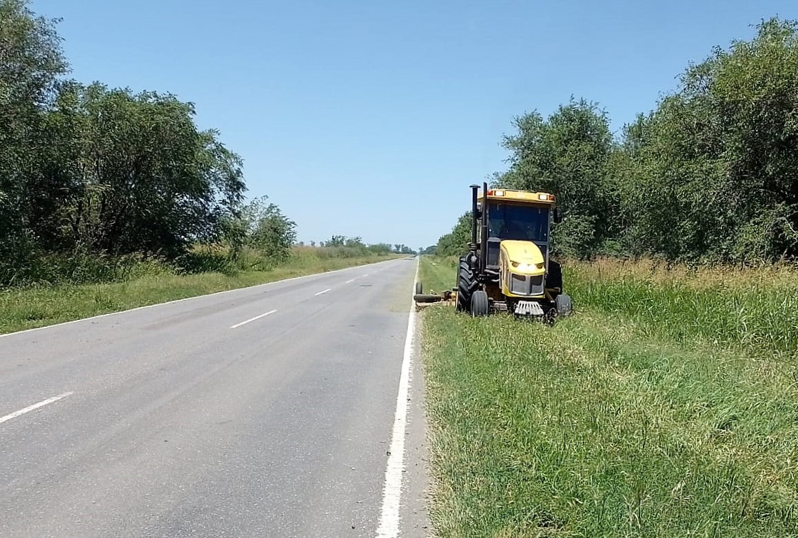 CarinaLambrecht's tweet photo. 🚜Tareas de corte de pastos y mantenimiento de zona de camino en #RN33 en acceso a #TrenqueLauquen
🚜Trabajos de conservación del #19Distrito
#VialidadNacional
#Conservación
#ResponsabilidadSocial
@gtrankels https://t.co/TxOKHGqwEG