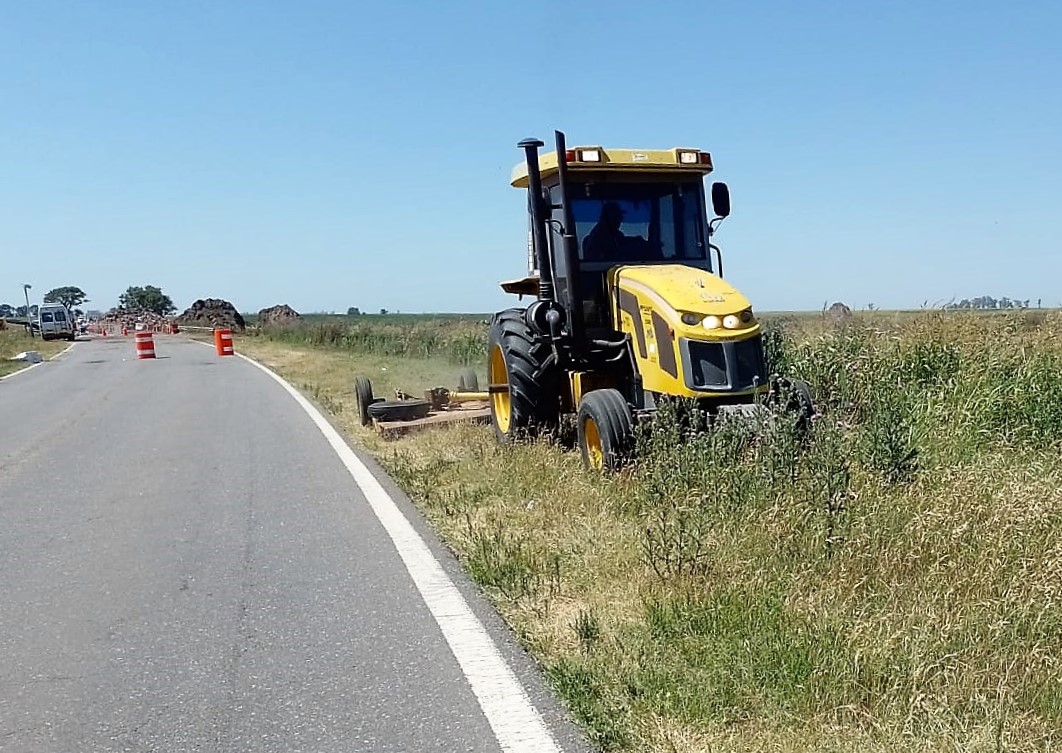 CarinaLambrecht's tweet photo. 🚜Tareas de corte de pastos y mantenimiento de zona de camino en #RN33 en acceso a #TrenqueLauquen
🚜Trabajos de conservación del #19Distrito
#VialidadNacional
#Conservación
#ResponsabilidadSocial
@gtrankels https://t.co/TxOKHGqwEG
