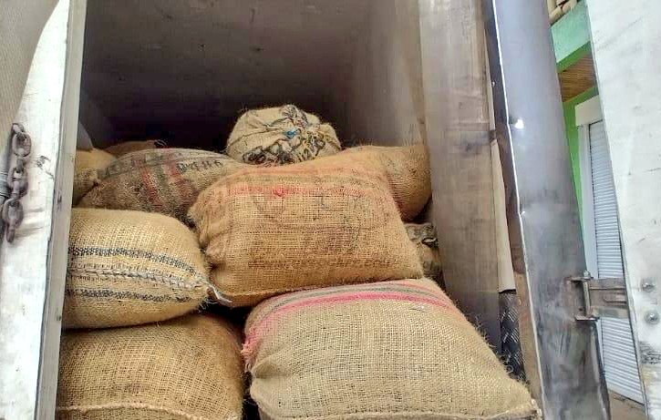 nicolasgarciab's tweet photo. Trasladamos, con los camiones de @ACIDCund, 7 toneladas de cacao de Caparrapí a la Nal de Chocolates, beneficiando a 34 flias productoras. Además en Pacho iniciamos el transporte semanal de 6 toneladas de tomate cherry para fruvers de Btá, beneficiando a 200 productores. https://t.co/7PxHR783Jl
