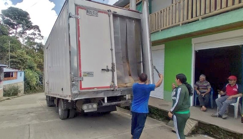 nicolasgarciab's tweet photo. Trasladamos, con los camiones de @ACIDCund, 7 toneladas de cacao de Caparrapí a la Nal de Chocolates, beneficiando a 34 flias productoras. Además en Pacho iniciamos el transporte semanal de 6 toneladas de tomate cherry para fruvers de Btá, beneficiando a 200 productores. https://t.co/7PxHR783Jl