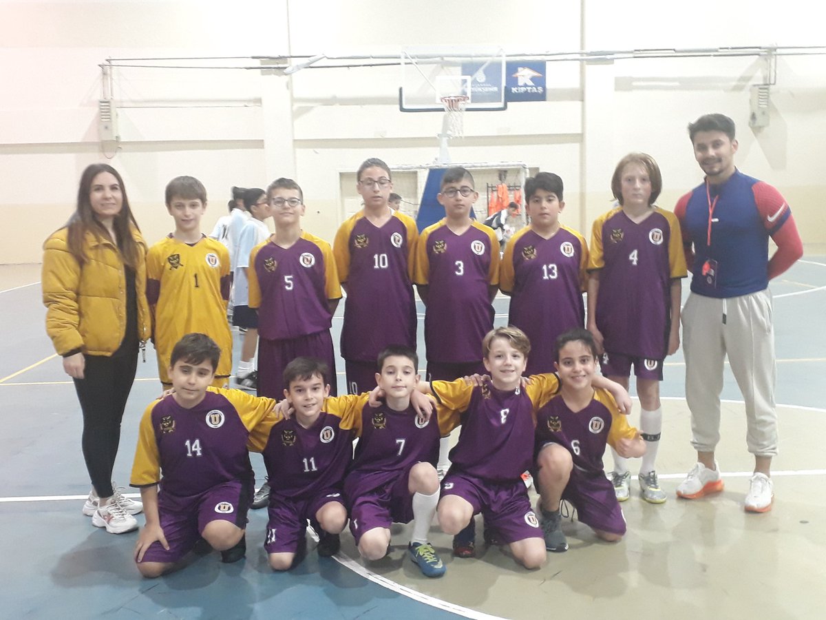 Küçükçekmece ilçe genelinde düzenlenen Küçükler Futsal müsabakalarına, gruptaki ilk maçımızı yenerek güzel bir başlangıç yaptık. Öğrencilerimizi tebrik eder, başarılarının devamını dileriz👏 ⚽️🥅
<a href="/nilcicek/">Nil Çiçek</a> 
<a href="/oguz_turkmenli/">Oğuzhan TÜRKMENLİ</a> 
<a href="/selin_ercelik/">Selin Erçelik</a> 
<a href="/PalaskaSelcuk/">SELÇUK PALASKA</a> 
<a href="/cgdmgull56/">Çiğdem Gül</a>
