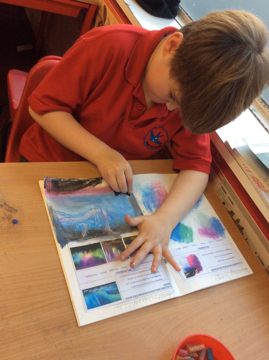 MaundeneSchool's tweet photo. Owls Class have worked incredibly hard today developing their blending technique when working with soft pastels to create their own version of the Aurora Borealis. 🎨👏 #Resilience #Letsgetarty https://t.co/cWjALqIdz1