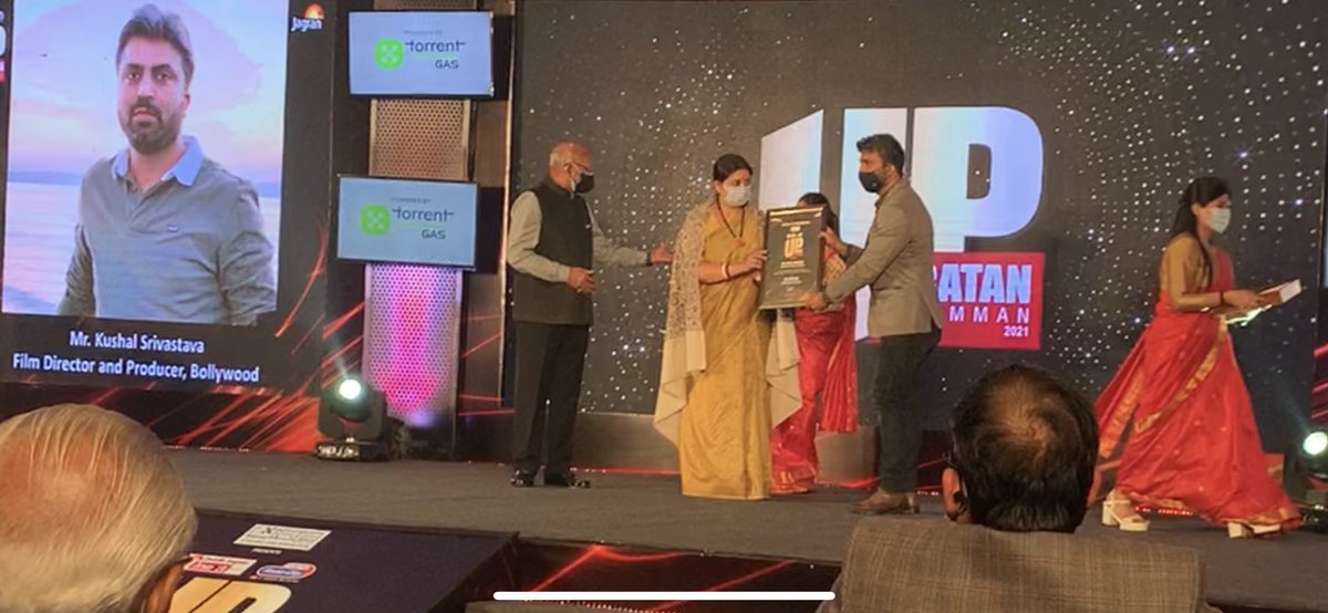 KushalSrivastav's tweet photo. Thank you Honorable Minister / Member of Parliament @smritiirani ji &amp; @JagranNews for giving me this prestigious #UPRatanSamman 2021 for excellence in the field of cinema. 
I am honoured &amp; elated to step into the NewYear with this award, I dedicate it to my family &amp; team #HNY2022 https://t.co/pWi1fDECes