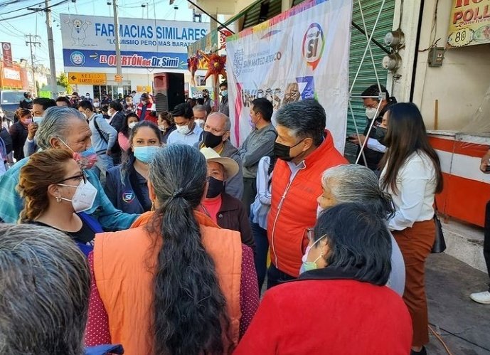 EmisorInformat2's tweet photo. Sigue el recorrido de calles del distrito 35 por parte del diputado @AlfredoQuirozF quién está convencido que el escuchar a los vecinos le ayudará a legislar de mejor manera. https://t.co/AqgxGKeIvK