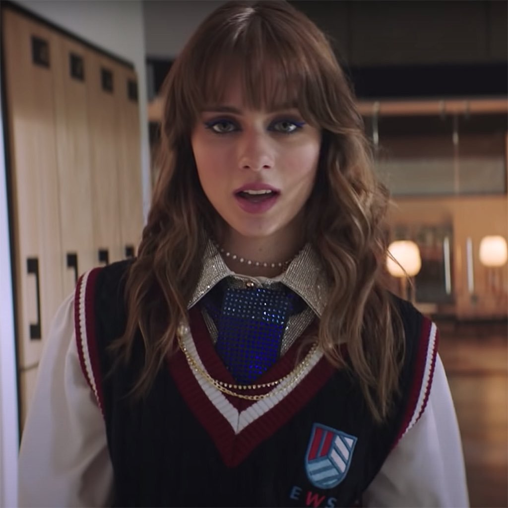 fernandisse__'s tweet photo. Azul Guaita, pequeninha, tirando 
fotinho com a Anahí, eterna Mia Colucci da primeira versão de " Rebelde"
Hoje, ela é a Jana Cohen na nova
versão de " Rebelde" da Netflix 
#Rebelde https://t.co/zVifK6wCIY