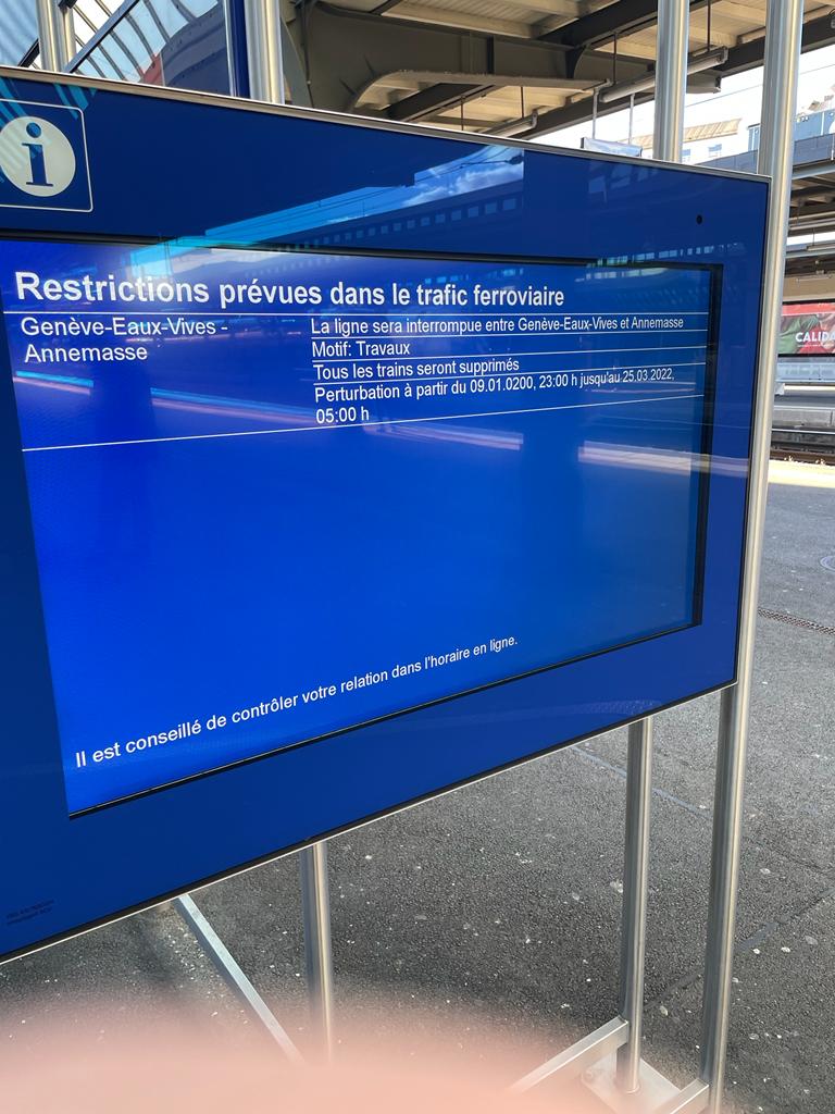 trabix's tweet photo. Bonjour @RailService, interruption du Léman Express pendant 3 mois sur votre affichage en gare de Genève, vous confirmez ? J'ose espérer que non. Alors faites modifier 😜. https://t.co/HJfdRqDbkv