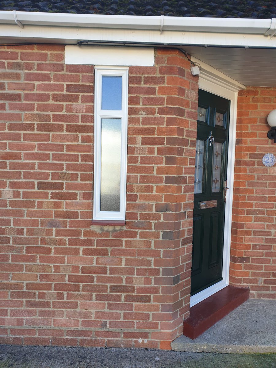AdvancedExtPlas's tweet image. Completed today in bishopstoke by our fitter Andy. @HallmarkPanels composite door &amp;amp; @PROFILE_22 @Central_WS window.