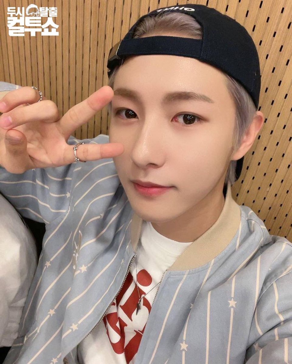 เข้าใจที่น้องอินจุนเคยพูดละ เพราะงั้นก็เลยตัวติดกันตลอดสินะ 
“ ในตอนที่เราใช้เวลากับใครนานๆ พอไม่เห็นเค้าแค่ครึ่งวันก็จะรู้สึกว่าเค้าหายไปไหนนานจัง รู้สึกว่าเค้าหายไปไหนนะ ”