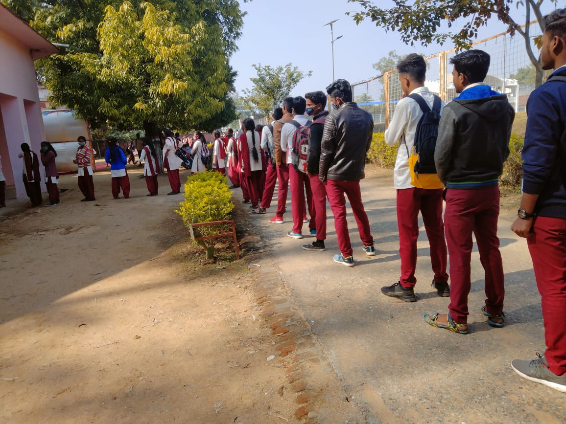 Manish19853's tweet photo. राजकीय कृत +2 उच्च विद्यालय लातेहार में 15 से 18 वर्ष के बच्चों को कोरोना का टीका दिया जा रहा है। जिसमें सभी बच्चें बढ़ चढ़कर हिस्सा ले रहे है।
सभी से आग्रह है कि कोरोना का टीका अवश्य ले तथा दूसरों को भी प्रेरित करें , सब की भागीदारी से ही इस महामारी से बचा जा सकता है ।। https://t.co/J2kpqeY0s6
