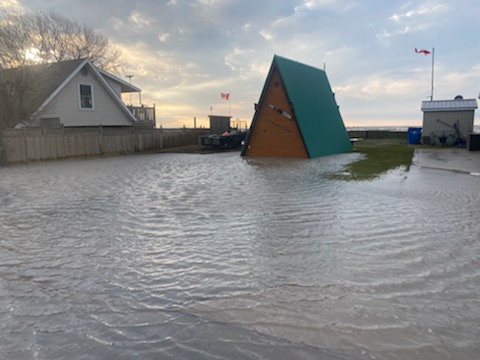 Jason_Homewood's tweet photo. Photos my co-worker took along Erie Shore Drive in #ckont this morning.  @LakeErieNorth is kicking flooding off early for 2022.
#onflood #ltvca https://t.co/98bSGMGJv3