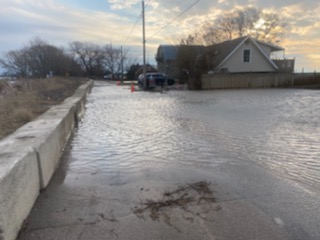 Jason_Homewood's tweet photo. Photos my co-worker took along Erie Shore Drive in #ckont this morning.  @LakeErieNorth is kicking flooding off early for 2022.
#onflood #ltvca https://t.co/98bSGMGJv3