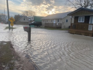 Jason_Homewood's tweet photo. Photos my co-worker took along Erie Shore Drive in #ckont this morning.  @LakeErieNorth is kicking flooding off early for 2022.
#onflood #ltvca https://t.co/98bSGMGJv3