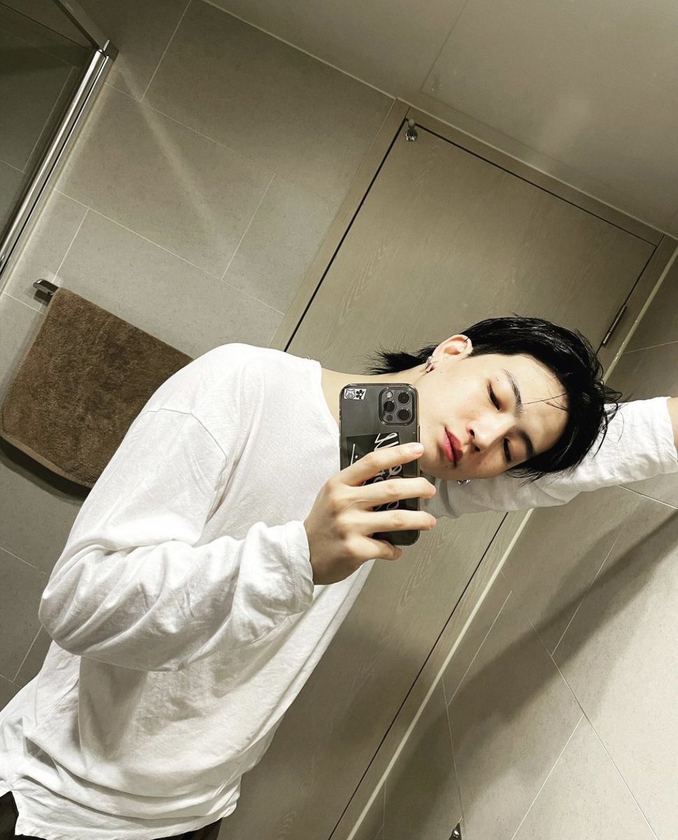 DEFSOULJBID's tweet photo. 2022.01.06

Happy birthday Jaebeom 💙💙
Let's walk on the flower path for a long long long time. May you closer &amp; closer to that happiness and contentment you always looking for. 🤘🏻

#BTWitsJAYBday #범_내려온날_재범이_내려온날 
#JAYB #DEF. @jaybnow_hr 
#JB #제이비 #재범 #갓세븐 https://t.co/s47reIqB97
