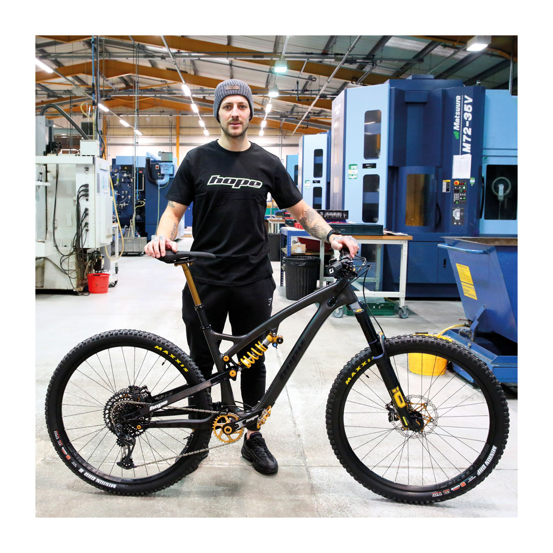 Hopetech's tweet photo. 🆕  bike, 🆕  team rider. 
Welcome to the fold @reece_langhorn

Reece dropped by the factory to collect his new HB.130.
He'll be joining long standing riders @101iana &amp; @danwoodyhole on the Hope Factory Enduro Team...more on that soon.

#Hopefactoryracing #bikecheck #ukmade https://t.co/EZ9F3uhVYc