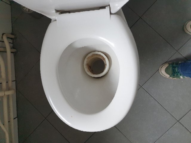 elbert_nl's tweet photo. @Belvilla 
Nog geen oplossing of inhoudelijke reactie en daarom nog een poging:
#belvilla wij hoopten #oudennieuw in een leuk #huisje in #Valkenburg  door te brengen, maar troffen een #hel aan. #Goor, #kapot en #stinkend naar #sigarettenrook. #Onacceptabel. https://t.co/UhOFepOaI1