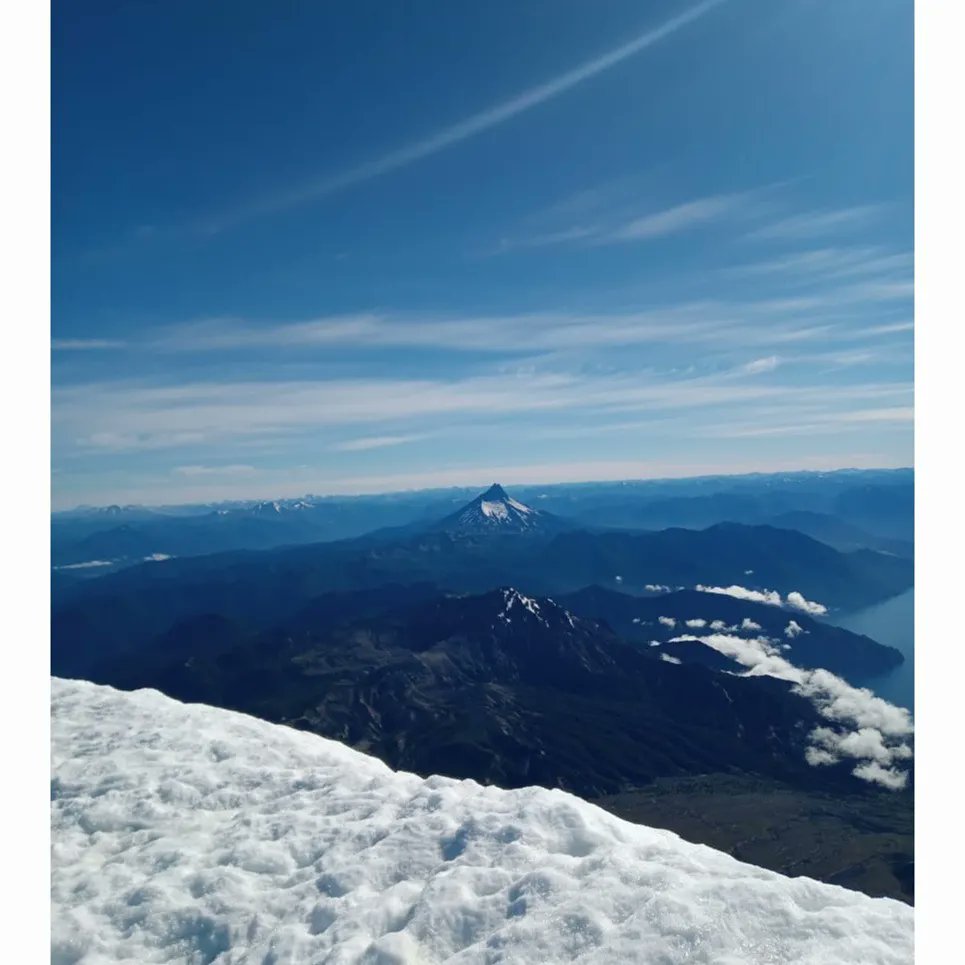Una fotografía desde la cima del Volcán Osorno tomada la semana pasada por uno de nuestros colaboradores. Gracias Esteban Almonacid !!!