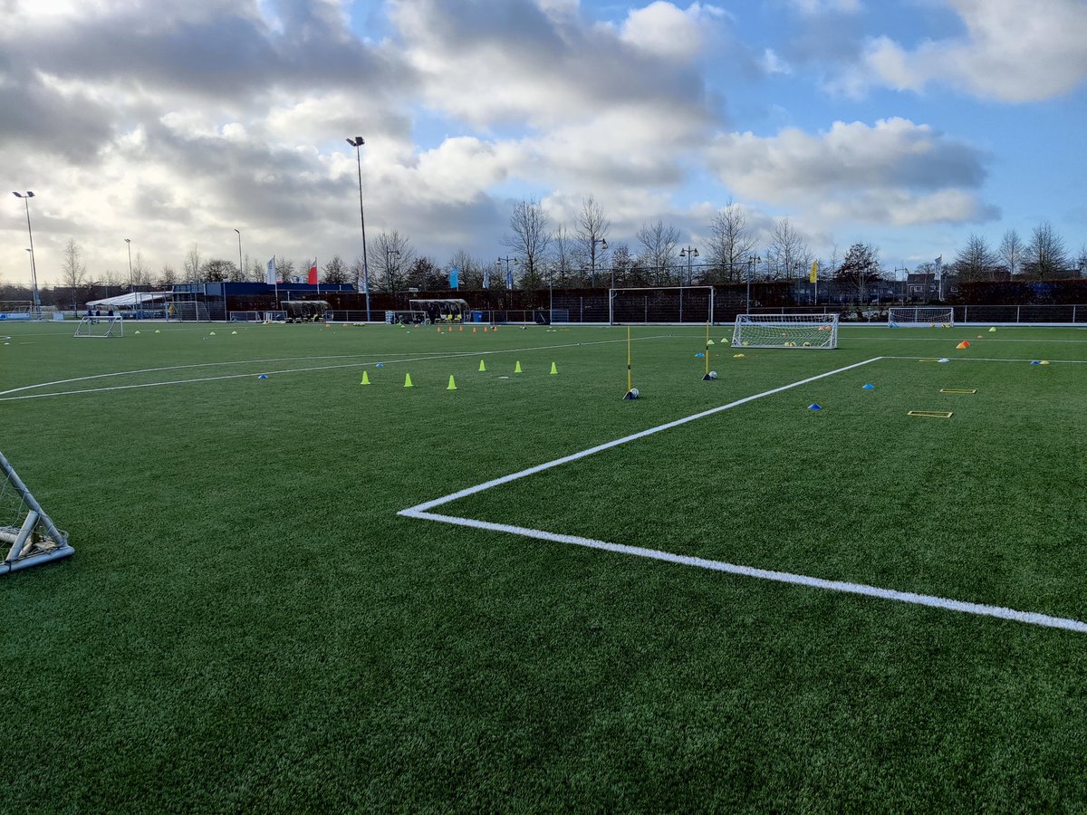 FootballAcadeNL's tweet photo. Vanmiddag met in totaal 44 kinderen uit O7 t/m 015 teams een training mogen doen! In kleine groepjes gewerkt met als thema 'Dribbelen'.  Dank aan alle deelnemers en ook @VEV67  bedankt voor de gastvrijheid 👌 https://t.co/ahOTZDCORq