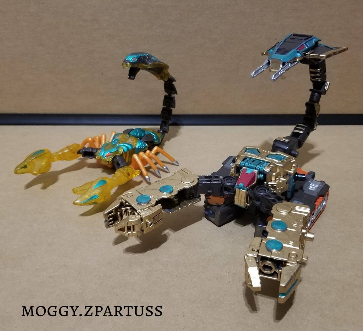 MoggyZpartuss's tweet image. Quickstrike, Transformers BEAST WARS. WFC Fasttrack customized as the Predacon FUZOR in Cybertronian mode, here with original counterpart. #quickstrike #fuzor #predacon #beastwars #transformers #customtoys #toycustomizer #toycustoms