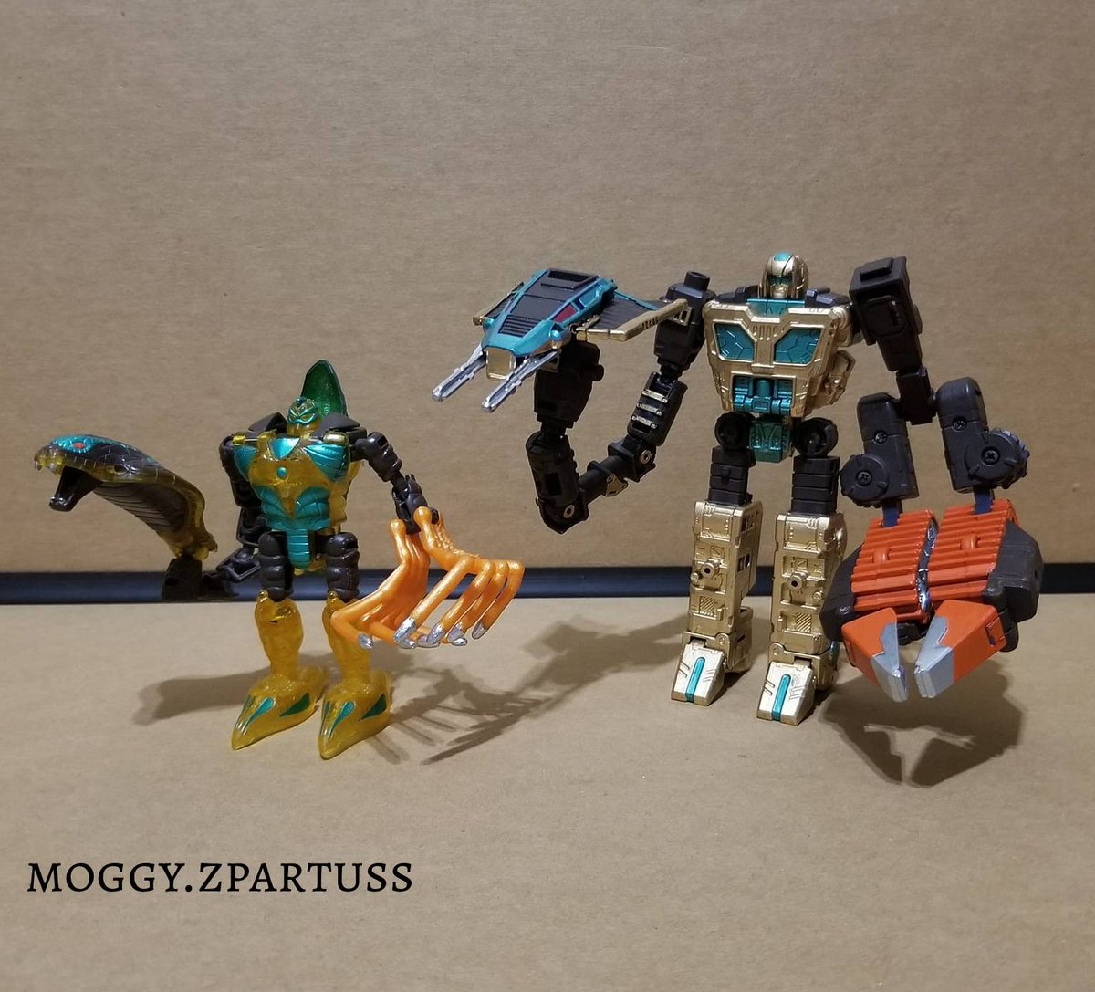 MoggyZpartuss's tweet image. Quickstrike, Transformers BEAST WARS. WFC Fasttrack customized as the Predacon FUZOR in Cybertronian mode, here with original counterpart. #quickstrike #fuzor #predacon #beastwars #transformers #customtoys #toycustomizer #toycustoms