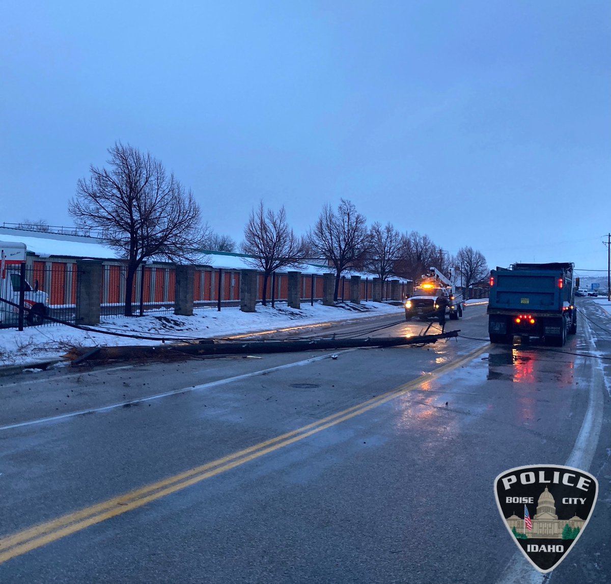 TRAFFIC ALERT: Multiple power lines are down after a single vehicle crash at Victory and Federal Way. No injuries were reported and the crash is under investigation. Please avoid the area as crews work to restore power.