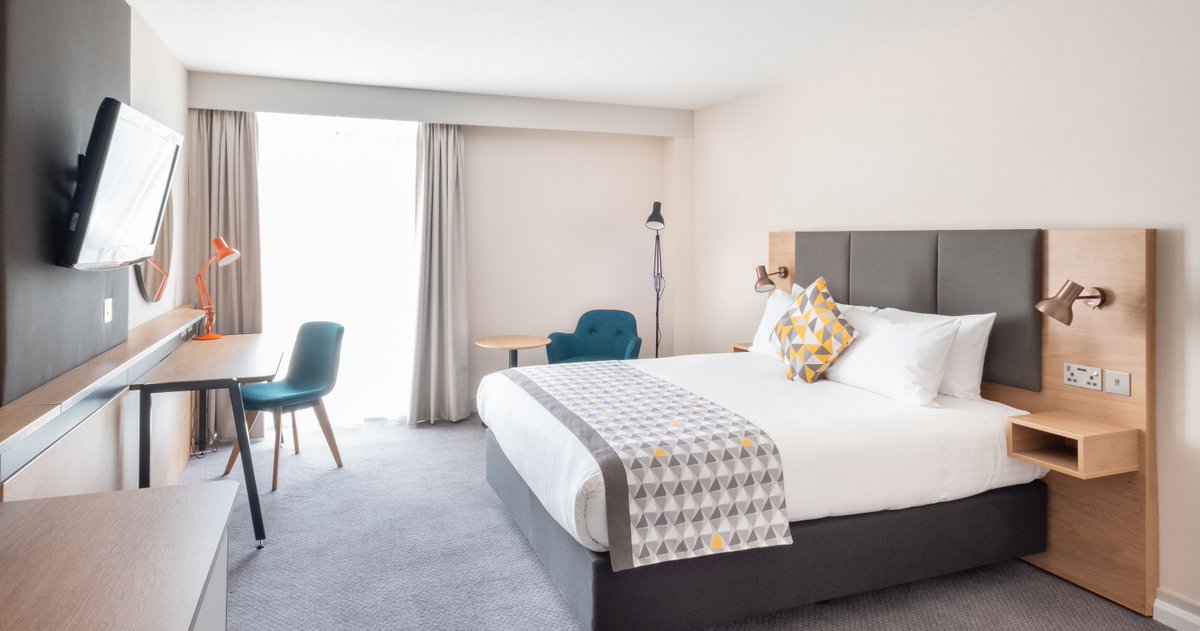 We provide your 𝒉𝒐𝒎𝒆 𝒄𝒐𝒎𝒇𝒐𝒓𝒕𝒔! ☺️ 
Relax in our rooms with a flat screen TV or keep up-to-date with social media with free WiFi. 📺 
#HILeicester #Staycation