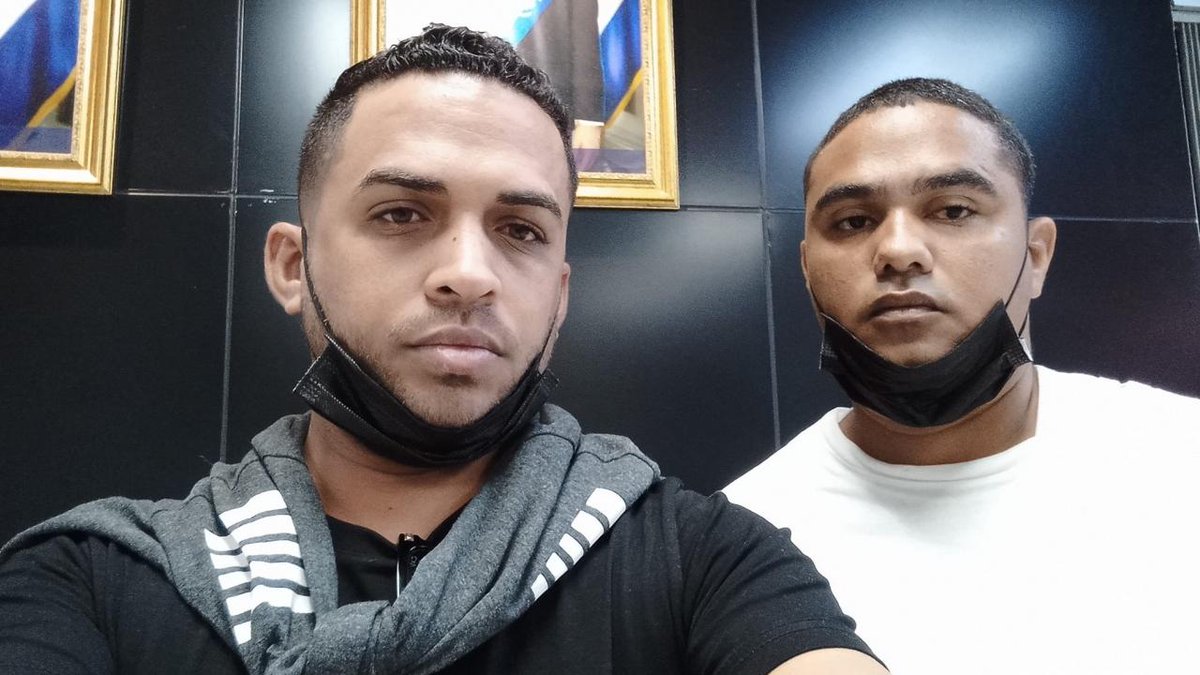 ysuca91siete's tweet photo. Dos periodistas cubanos están varados en el Aeropuerto de El Salvador. Esteban Rodríguez y Héctor Valdés Cocho abandonaron la Isla por amenazas de la Seguridad del Estado y, estando en El Salvador, el Gobierno de Nicaragua les negó la entrada a su territorio. https://t.co/p3AjfO8mKl
