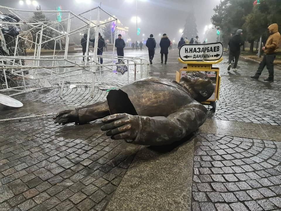 putino's tweet photo. Questo è quello che resta del monumento all’ex presidente kazako Nur Sultan Nazarbayev, abbattuto dai manifestanti. https://t.co/jOIdnPSvr6