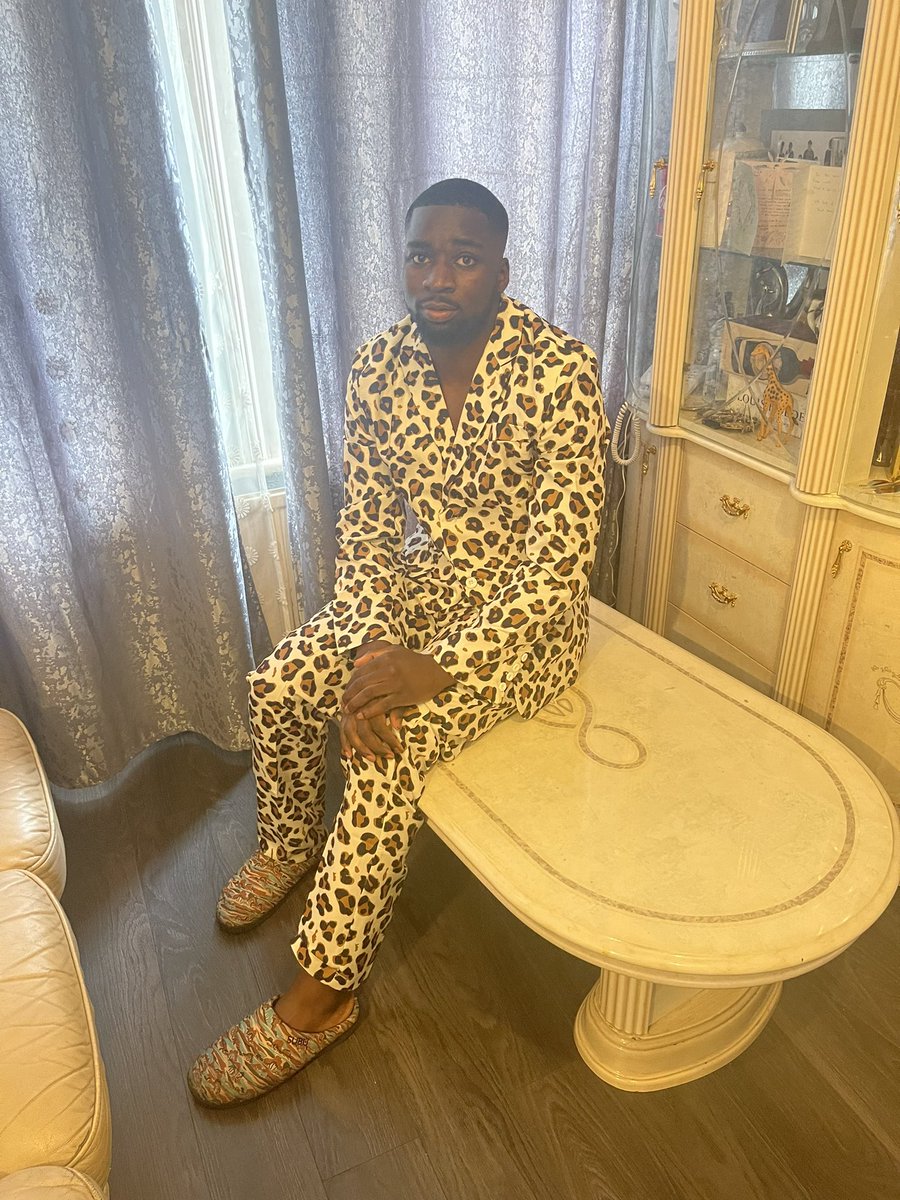 _pkhumble's tweet photo. I don’t know what’s more Congolese the table the vitrin or the outfit https://t.co/Mrp8J8Uy18