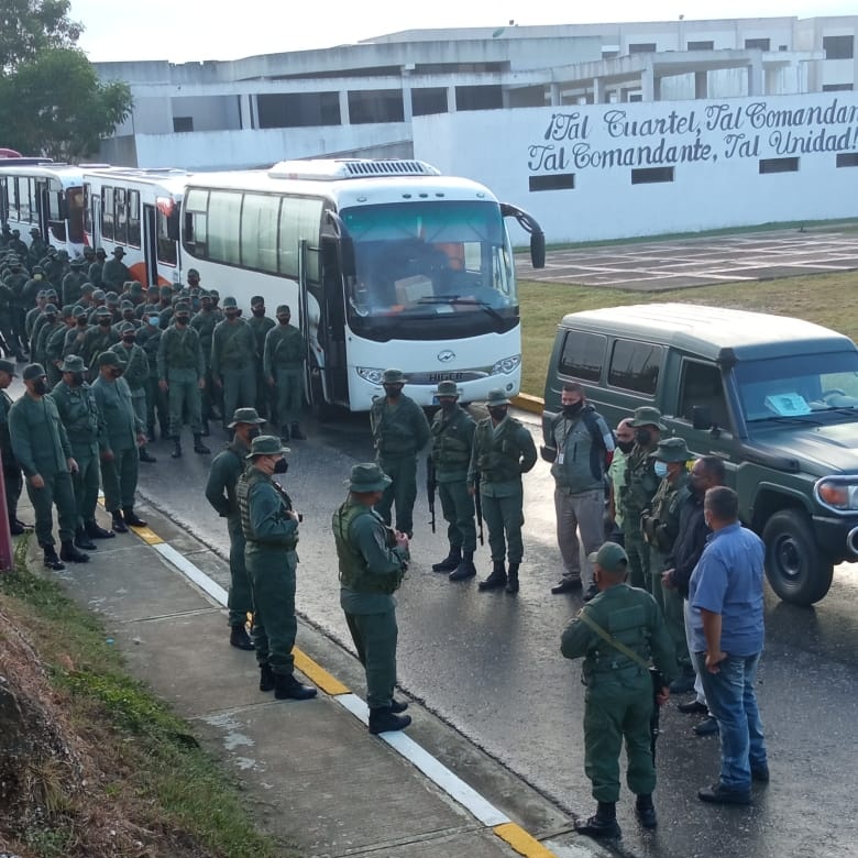 64_brigada's tweet photo. #5Ene || Cumpliendo Instrucciones del GJ @dhernandezlarez y lineamientos del MG @opermarcano GD @hljohan el GB @febrescabello99 efectuó el Despliegue del personal Militar del Eje Valles del Tuy con la finalidad de apoyar en las Elecciones Regionales este #9Ene en el Edo Barinas. https://t.co/ozFNoY4SlE